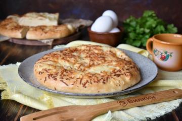 Khachapuri megrelian cu suluguni: pâine plată georgiană delicioasă