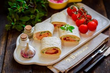 Aperitiv simplu: pâine pita cu somon și brânză