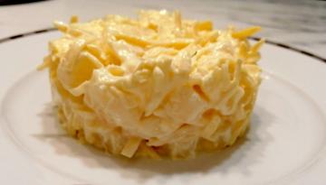 Salata cu ananas și brânză.