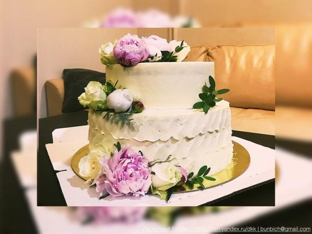 Un exemplu de un tort de nuntă, pe care am decorat cu flori