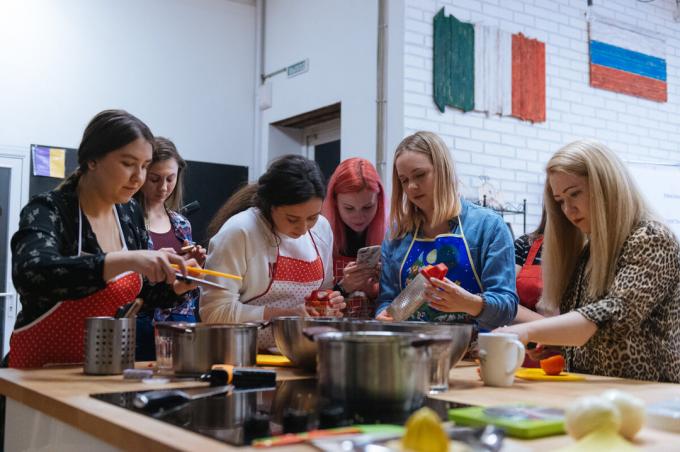 Participanții la clasa tăiat de master în ingrediente pentru „Ratatouille“