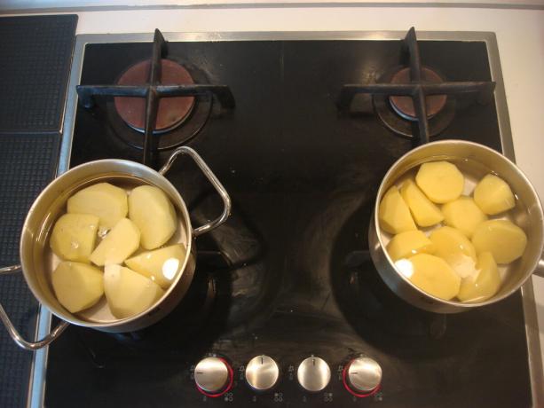 Imagine luată de autor (cartofi pe aragaz, la dreapta „Pyaterochka“, la stânga „Magnit“)
