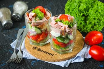 Salată cu cârnați fierți, castraveți proaspeți și roșii