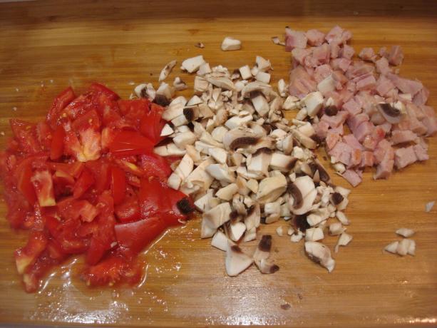 Imagine luată de autor (tocat roșii, ciuperci și șuncă, derulați spre dreapta)