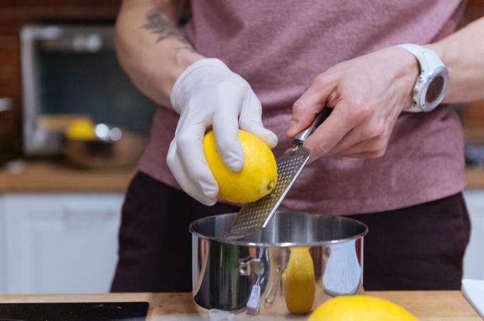 Lemon frecat pe o răzătoare mână. Fotografii - Anton Belitskiy