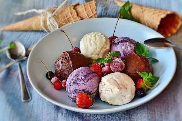 Mai bine să preparați înghețată acasă cu smântână (Foto: Pixabay.com)