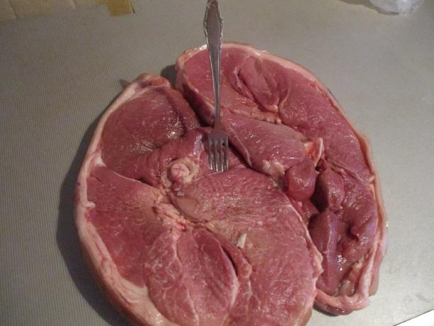 Carnea se înțepă ușor pe o furculiță