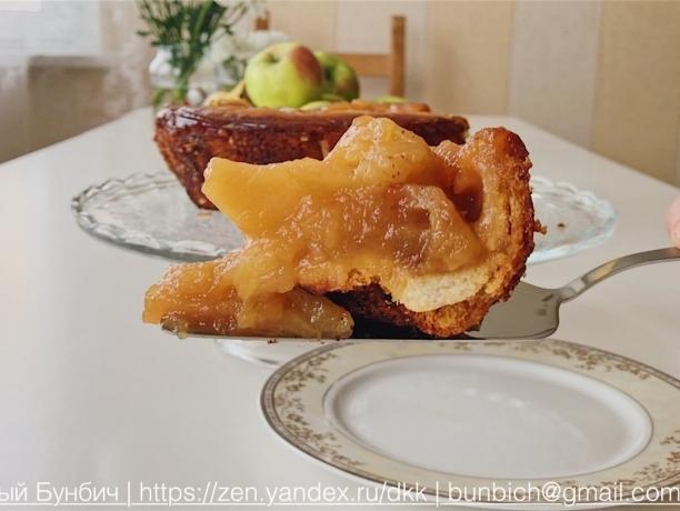 O bucată de plăcintă de mere și pâine. Charlotte în limba germană