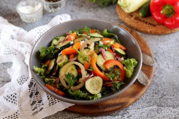 Salată de castravete și ardei gras