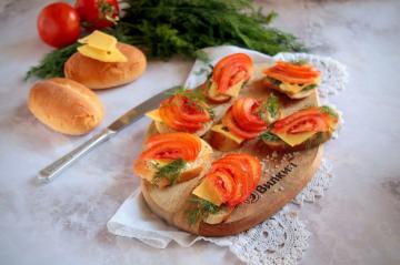 Sandvișuri cu roșii, brânză și usturoi